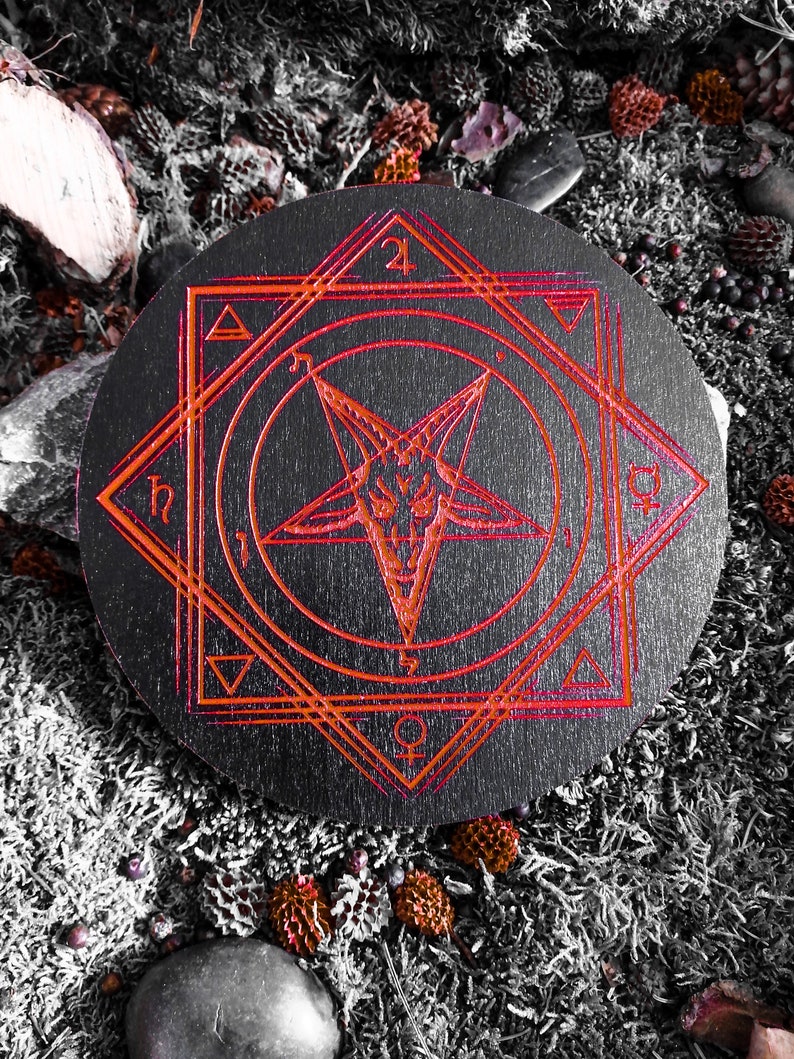 Pu&ograve; includere: Un cerchio di legno nero con un pentagramma rosso e simboli geometrici. Il cerchio &egrave; circondato da uno sfondo scuro.