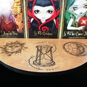 Tarot, Orakel, Kartenfach, Kartenzeichnen, Kartomantie, Wahrsagerin, Esoterik und Wahrsagekunst