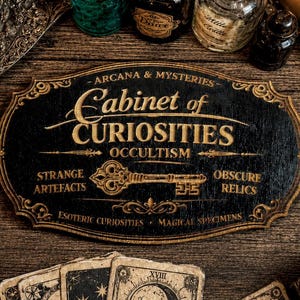 Pode incluir: Uma placa de madeira preta com letras douradas apresentando o texto Cabinet of Curiosities, Arcana & Mysteries, Occultism, Strange Artefacts, Obscure Relics, Esoteric Curiosities e Magical Specimens, centralizada com um gráfico de chave dourada.