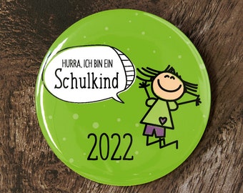 Schulkind Button 2025 Mädchen Grün | Geschenk zum Schulanfang / Einschulung f. Schulkinder (Mädchen Schule) | Ø 56 mm aus Metall