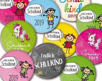 Schulanfang Button 2023 | Anstecker als Geschenk für Schulkind | Einschulung | Ø 56 mm aus Metall