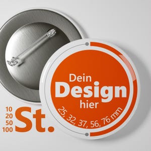 Peut inclure: Un bouton blanc et orange avec le texte "Dein Design hier" et des options de taille en millimètres. Le bouton a un dos à épingle en métal. Les tailles indiquées sont 25, 32, 37, 56 et 76 mm.