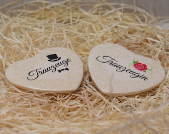 Trauzeugen-Anstecker in Herzform: 2 romantische Buttons für Trauzeugin und Trauzeuge | creme, rote Rose bzw. schwarze Fliege & Zylinder