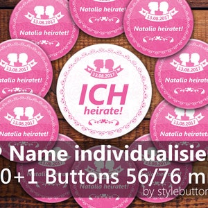 Könnte beinhalten: Rosa und weiße runde Knöpfe mit dem Text "Natalia heiratet!" und dem Datum "13.08.2017". Ein Knopf sagt "ICH heirate!" in weißer Schrift auf rosa Hintergrund. Die Knöpfe sind 56/76 mm groß. Der Text "Name individualisiert: 10+1 Buttons 56/76 mm by stylebutton®" befindet sich am unteren Rand des Bildes.