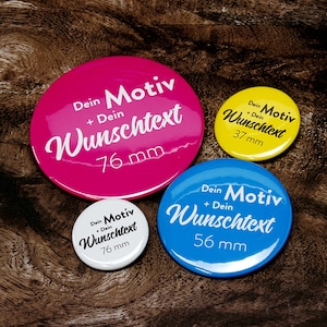 Könnte beinhalten: Vier runde Knöpfe in verschiedenen Farben und Größen. Die Knöpfe sind pink, gelb, weiß und blau. Jeder Knopf hat den Text "Dein Motiv + Dein Wunschtext" und die Größe des Knopfes in Millimetern.