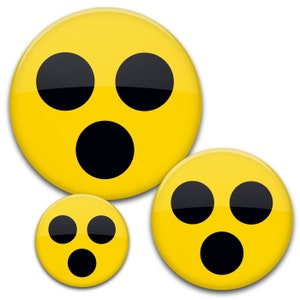 Könnte beinhalten: Drei gelbe Smiley-Gesichter mit schwarzen Augen und Mündern. Das größte Smiley-Gesicht hat zwei Augen und einen Mund, während die beiden kleineren Smiley-Gesichter drei Augen und einen Mund haben.