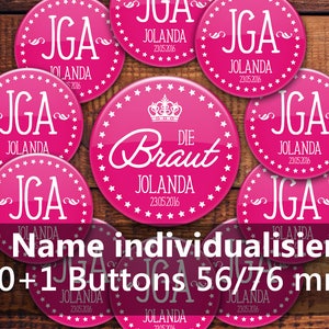 Könnte beinhalten: Zehn rosa und weiße Ansteckbuttons mit dem Text "JGA" und "JOLANDA" und dem Datum "23.05.2016". Ein Button hat eine Krone und den Text "Die Braut" und "JOLANDA" und das Datum "23.05.2016". Der Text "Name individualisiert: 10+1 Buttons 56/76 mm" befindet sich am unteren Rand des Bildes.