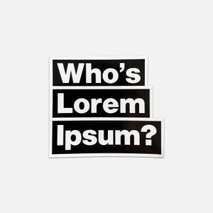 Peut inclure: Autocollant noir et blanc avec le texte "Who's Lorem Ipsum?" dans une police de caractères grasse sans empattement.