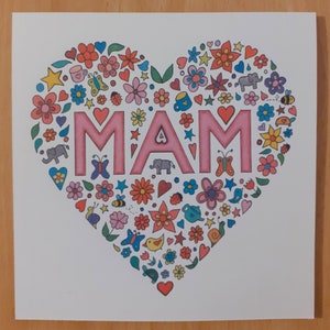 Biglietto per la festa della mamma. Mamma. Buona festa della mamma. Cuore. Biglietto quadrato. Scarabocchio.