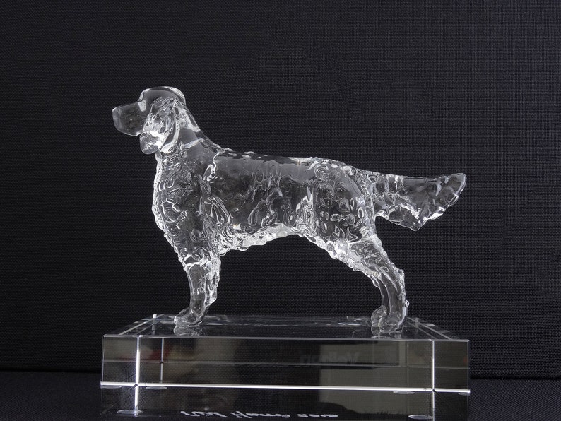 Puede incluir: Una escultura de perro de vidrio transparente sobre una base de vidrio transparente. La escultura es detallada y realista, capturando el pelo y las caracter&iacute;sticas del perro.