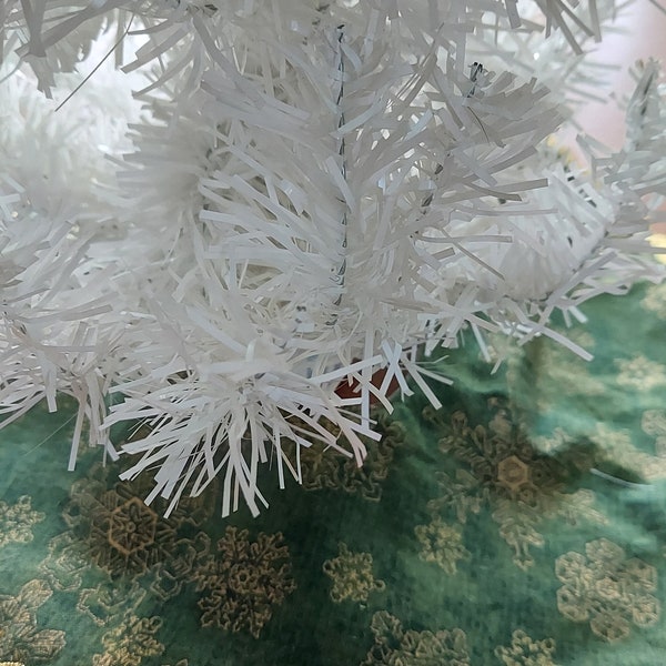 10 inch diameter gold snowflakes mini tree skirt