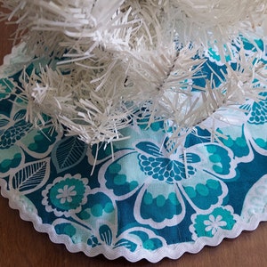 10 inch diameter Hibiscus flower mini tabletop tree skirt