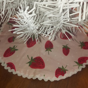 10 inch diameter Strawberry mini tabletop tree skirt