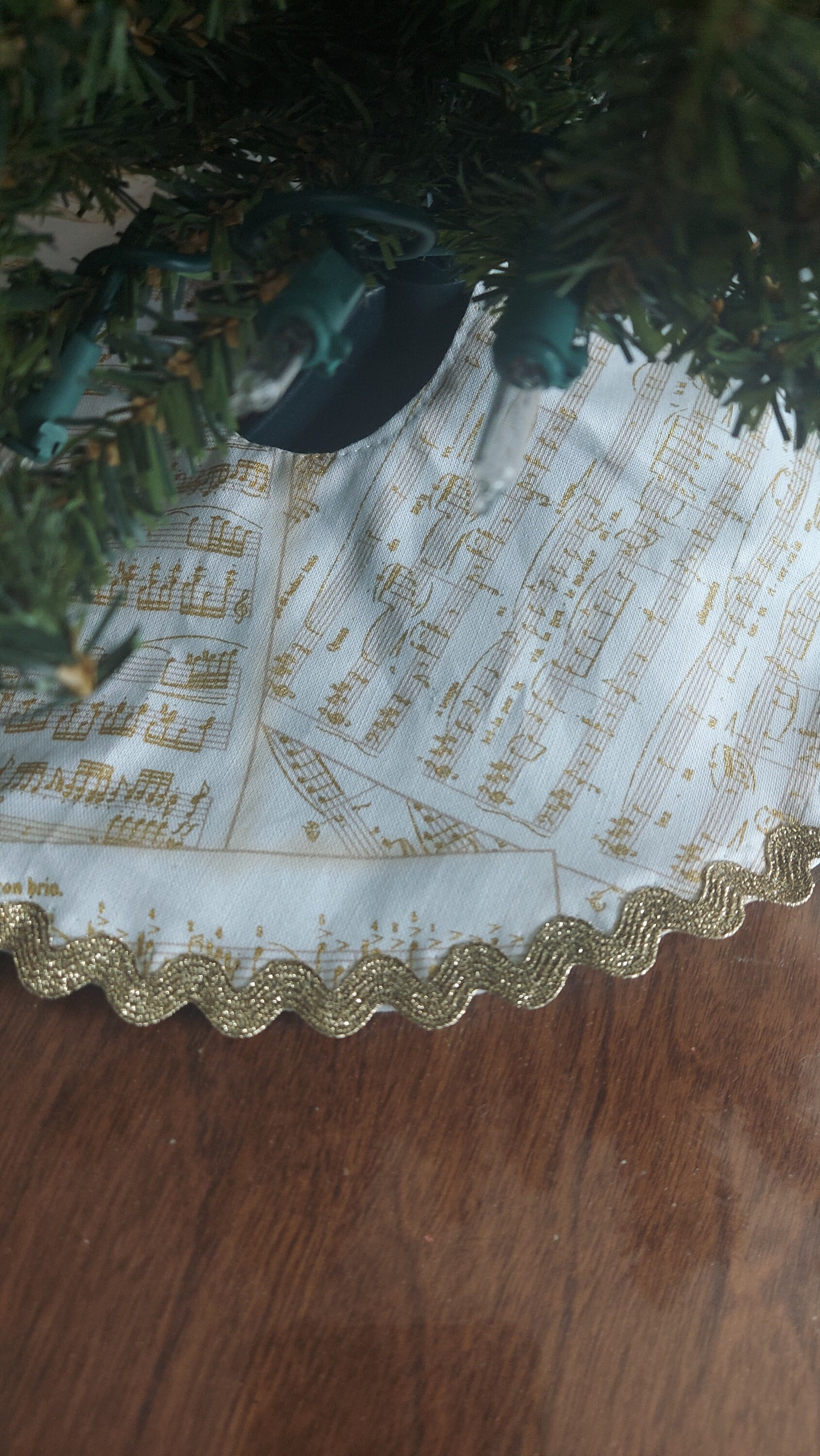 10 inch or 18 inch diameter Sheet music tabletop tree skirt