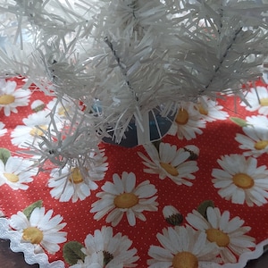 10 inch diameter daisy mini tabletop tree skirt