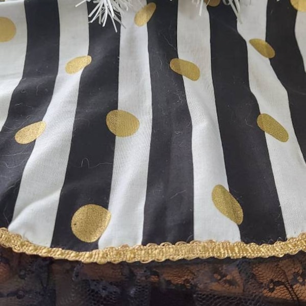 18 inch diameter black and white stripe tree skirt