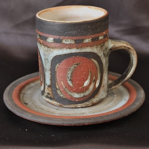 Vintage Briglin Studio Pottery kaffekopp och fat med virveldekoration, 1970-talet