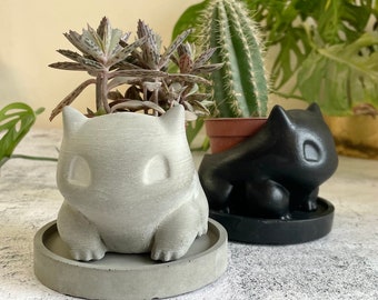 fioriera bulbasaur in cemento, vassoio antigoccia, regalo Pokemon, vaso per piante, vaso di cactus, vaso succulento, vaso per piante in cemento, regalo di inaugurazione della casa, fioriera per interni