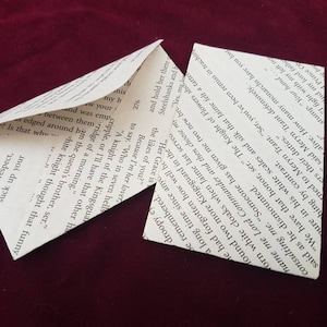 Puede incluir: Dos piezas de papel dobladas con texto impreso en ellas. El texto es de un libro e incluye las palabras "Her Grace", "caballero blanco", "hermano de la reina", "lisiado", "guardia real", "siete infiernos", "amante", "Porque soy su amante", "los gustos de usted?", "bordeado alrededor", "entre ellos", "y estaba vacío", "tu", "mi", "¿Es por eso que", "quería", "Un poco de respeto", "para chupar tu", "caído", "ser recordado", "mucho tiempo desde que alguien", "Yo había olvidado lo bien que él", "Mound dos guardias reales más", "capas blancas gastadas", "cuando Jaime sirvió por última vez", "nombrame Lord Commander", "y luego elijo mi", "consultándome", "Alguien me ha dado dos nuevos hermanos", "Sí, mi Señor", "dijo al desmontar", "su", "y sostenerla allí", "Steelshanks y", "Tenemos ese honor, señor."