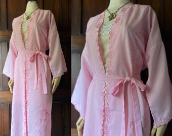 1980s Powder Pink Embroidered Cutwork Lightweight Robe One Size