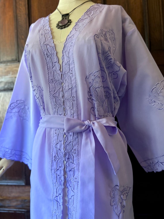 1980s Lavender Embroidered Cutwork Lightweight Ro… - image 2