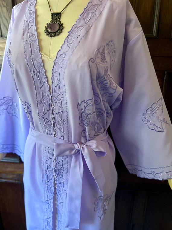 1980s Lavender Embroidered Cutwork Lightweight Ro… - image 3