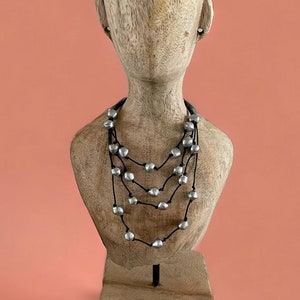 Verstellbare geschichtete Halskette aus schwarzer Kordel mit recycelten Aluminiumperlen