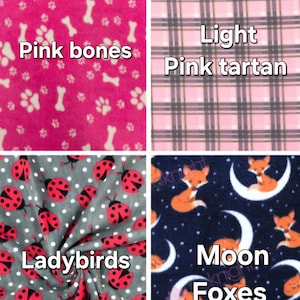 K&ouml;nnte beinhalten: Vier Stoffmuster: oben links ein kr&auml;ftiges Pink mit wei&szlig;en Knochen- und Pfotenabdr&uuml;cken, beschriftet mit Pink bones; oben rechts ein hellrosa-graues Schottenmuster, beschriftet mit Light Pink tartan; unten links Grau mit roten Marienk&auml;fern, beschriftet mit Ladybirds; unten rechts Dunkelblau mit orangefarbenen F&uuml;chsen und wei&szlig;en Monden, beschriftet mit Moon Foxes.