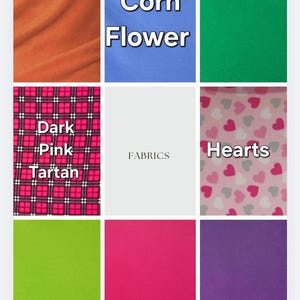 K&ouml;nnte beinhalten: Ein Raster aus neun Stoffmustern mit Textbeschriftungen. Die Farben umfassen Rost, Kornblumenblau, Smaragdgr&uuml;n, Limette, Kirschrot und Lila. Die Muster zeigen dunkles Pink-Tartan und Herzen. Das mittlere Quadrat enth&auml;lt den Text FABRICS.