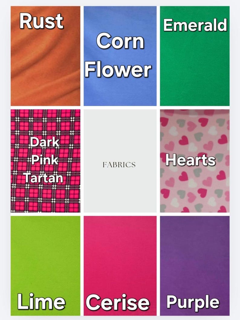 K&ouml;nnte beinhalten: Ein Raster aus neun Stoffmustern mit Textbeschriftungen. Die Farben umfassen Rost, Kornblumenblau, Smaragdgr&uuml;n, Limette, Kirschrot und Lila. Die Muster zeigen dunkles Pink-Tartan und Herzen. Das mittlere Quadrat enth&auml;lt den Text FABRICS.