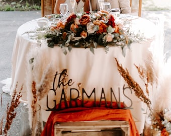 Signo de apellido personalizado, decoración de la mesa de novia, signo de boda, telón de fondo de la boda, signo del señor y la señora, decoración de la boda personalizada, signo del nombre de la pareja