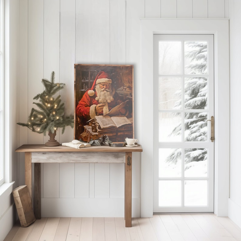 K&ouml;nnte beinhalten: Ein Vintage-Holzschild mit einem Gem&auml;lde von Weihnachtsmann, der ein Buch liest. Das Schild ist mit einem rustikalen Holzrahmen verziert und strahlt eine warme, einladende Atmosph&auml;re aus.