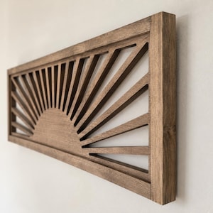 Cuadro de pared estilo boho con diseño de sol en madera, decoración minimalista con temática de amanecer.