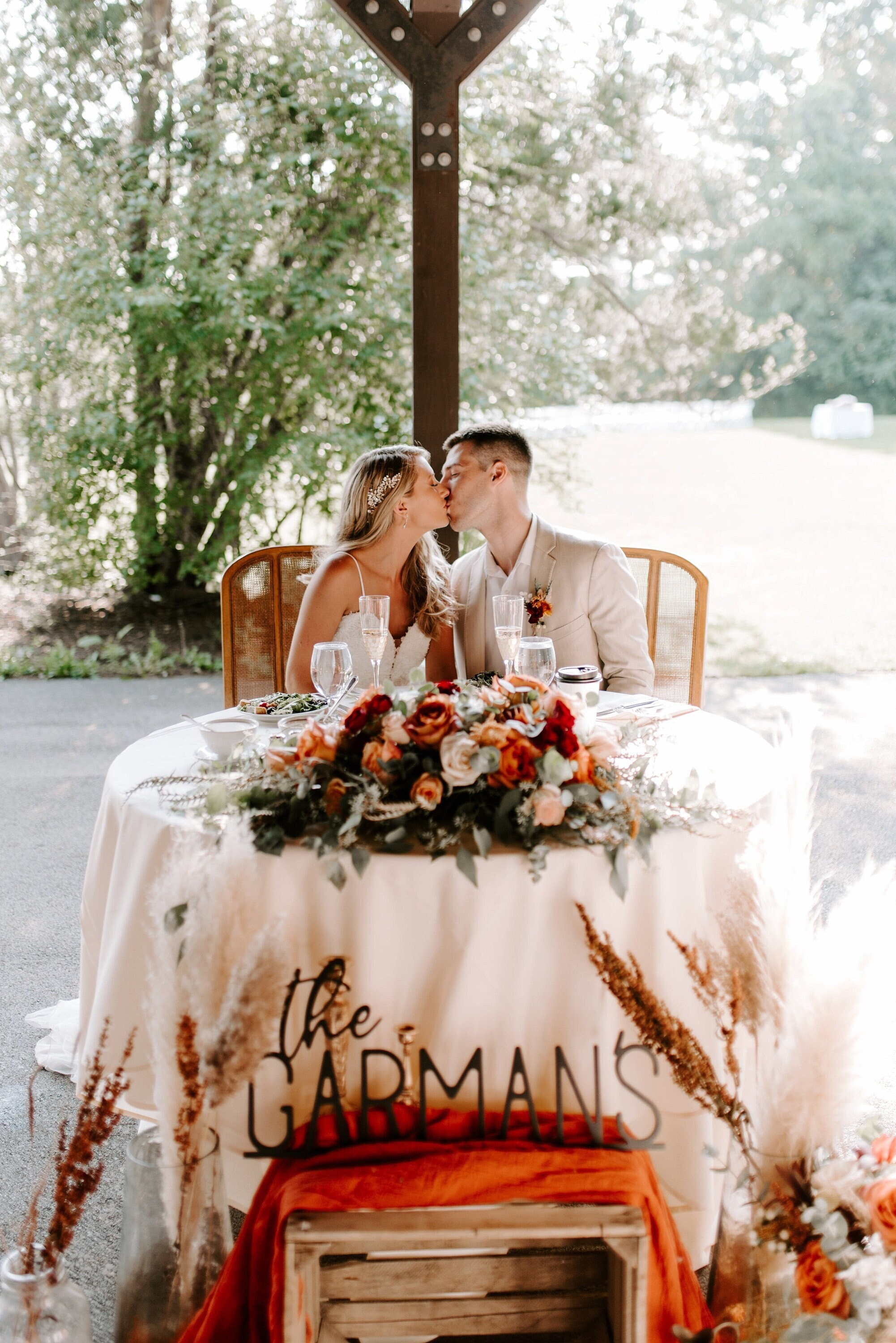 Letrero con apellido personalizado, decoración de mesa para novios, letrero de boda, telón de fondo para boda, letrero para Sr. y Sra., decoración de boda personalizada, letrero con nombre de pareja