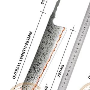 Può includere: Immagine dettagliata di un coltello da chef con una lama a motivi e un manico in legno. La lunghezza totale è di 283 mm, con una lunghezza della lama di 207 mm. L'angolo della lama è di 63 gradi e il manico misura 60 mm.