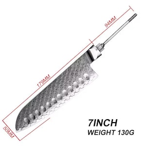 Peut inclure: Un couteau de chef de 7 pouces avec une lame à motifs, mesurant 17,9 cm de long et 5 cm de large. Le couteau a un manche argenté et pèse 130 g. La lame présente de petites indentations sur le bord.