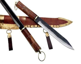 Medeltida arbetskniv, keltisk vikingastil, lövträ, läderslida, saxofonstil, MAQ1734