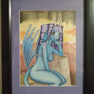 Peut inclure: Peinture à l'aquarelle d'une figure humanoïde bleue, ailée, avec des cheveux violets et des cornes. La figure est assise sur une souche d'arbre avec un fond de coucher de soleil.