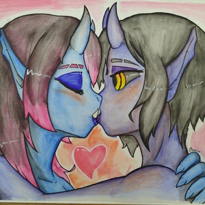 Può includere: Dipinto ad acquerello di due creature fantasy che si baciano, con pelle blu, corna e capelli lunghi. Una ha i capelli rosa e viola, l'altra ha i capelli grigi. Una forma di cuore è tra loro, su uno sfondo rosa.