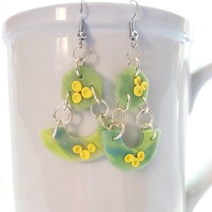 Gele en groene bloemen oorbellen, gemarmerde polymeer klei oorbellen, statement oorbellen, polymeer klei oorbellen, cadeaus voor haar, unieke oorbellen