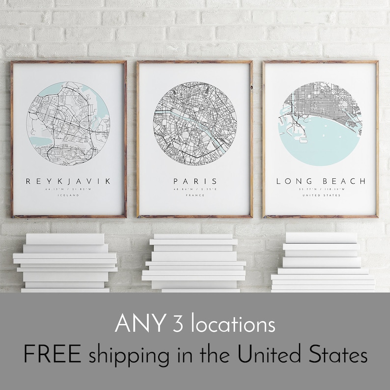 K&ouml;nnte beinhalten: Drei gerahmte Stadtkarten mit hellblauem Hintergrund und schwarzen Linien. Die Karten sind von Reykjavik, Island; Paris, Frankreich; und Long Beach, Kalifornien. Der Text "ANY 3 locations" und "FREE shipping in the United States" befindet sich unter den Bildern.