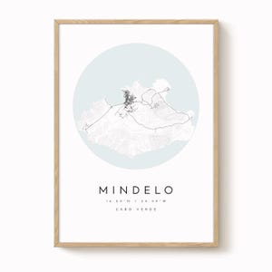 Impresión del mapa de Mindelo: arte urbano minimalista en azul suave y gris