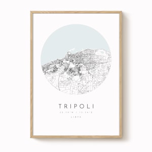 Pode incluir: Impressão emoldurada com um mapa detalhado em preto e branco de Trípoli, Líbia, dentro de um círculo azul claro. O nome da cidade e as coordenadas são exibidos abaixo, em uma moldura de madeira clara.