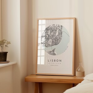 Impresión del mapa de la ciudad de Lisboa: Arte mural minimalista en azul y gris imagen 5