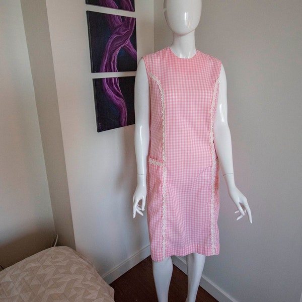1950s house dress | Stationwagon Casual by Princess Peggy | gingham and daisies | pink and white | pockets | size small