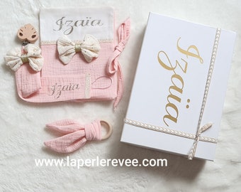 Carnet de santé, Coffret naissance,cadeau naissance, bébé fille carnet de santé, hochet, attache tétine personnalisable