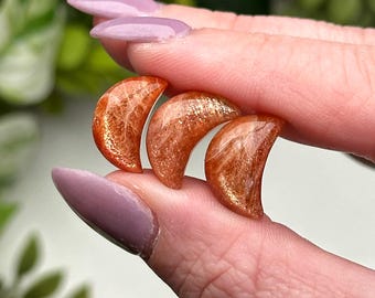 Mini Sunstone Moon | 14mm | - No. 931 (Polished Orange Crystal Carving, Sacral Chakra, Confidence)