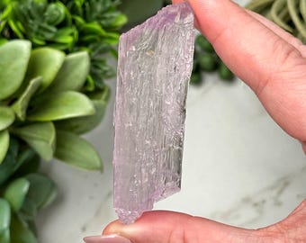 ピンククンツァイトの原石結晶標本：ラベンダー色の宝石 - Etsy 日本