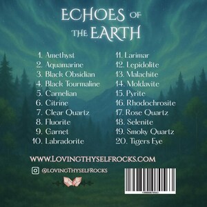 K&ouml;nnte beinhalten: Produktbild mit dem Text "Echoes of the Earth" und einer Liste von Edelsteinen: Amethyst, Aquamarin, Schwarzer Obsidian, Schwarzer Turmalin, Karneol, Citrin, Klarer Quarz, Fluorit, Granat, Labradorit, Larimar, Lepidolith, Malachit, Moldavit, Pyrit, Rhodochrosit, Rosenquarz, Selenit, Rauchquarz und Tigerauge.