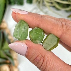 Gem Peridot - Solar Plexus and Heart Chakra - No. 257